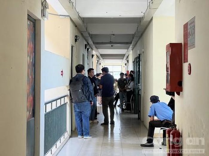 Nhiều đồng nghiệp, bạn bè của nạn nhân có mặt tại hiện trường