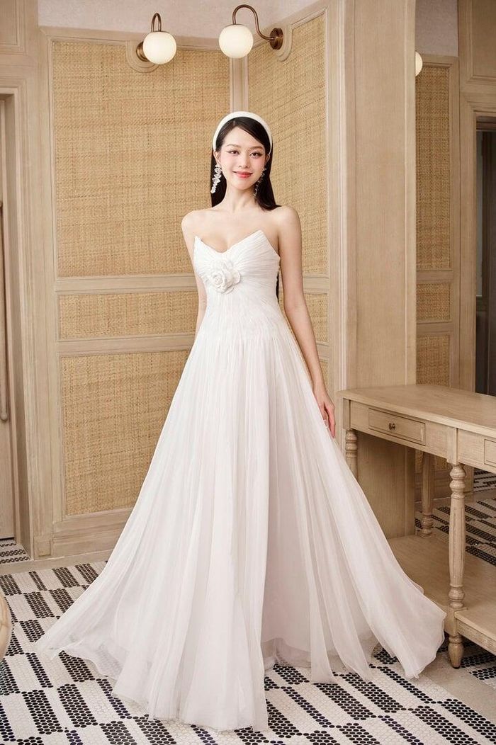  Cô khoe khéo vóc dáng mảnh mai đáng ngưỡng mộ.