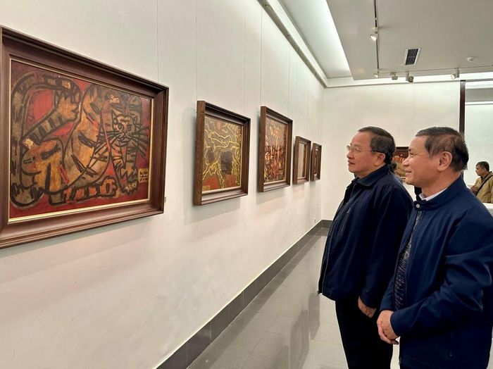 Triển lãm thu hút nhiều người thưởng lãm.