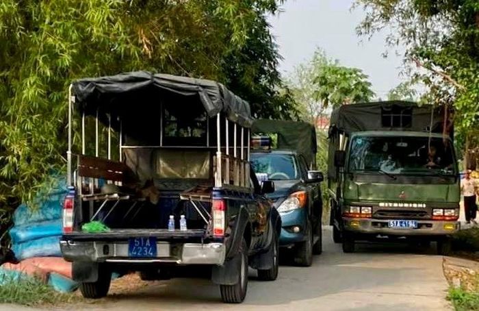 Tất đông phương tiện, lực lượng công an, chó nghiệp vụ được huy động để truy tìm nghi phạm.