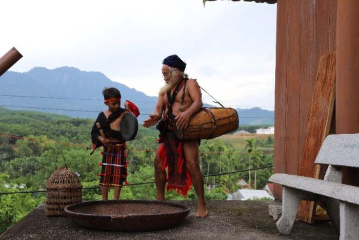 Nghệ nhân Hồ Văn Dinh dạy cách đánh trống, chiêng cho trẻ em xã Trà Bui (huyện Bắc Trà My, tỉnh Quảng Nam). Nguồn: VOV.