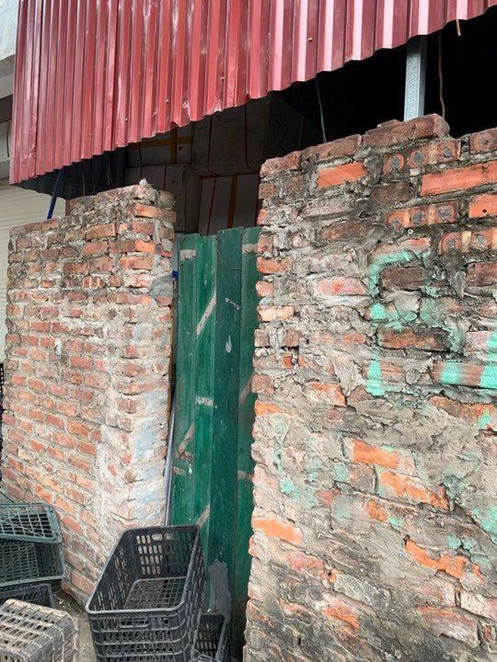 Trong căn nhà lợp mái tôn đối diện đám cháy đang chất nhiều thùng xốp.