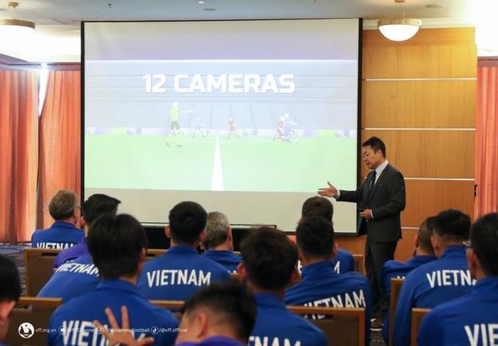 Các cầu thủ đội tuyển Việt Nam được cập nhật luật mới từ AFC.Ảnh: VFF