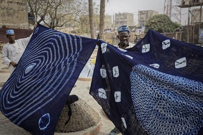 Tấm vải được người Nigeria nhuộm theo cách truyền thống. Ảnh: AP