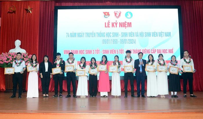 Tuyên dương sinh viên ĐH Huế đạt giải thưởng “Sao tháng Giêng”. Ảnh: Đức Quang