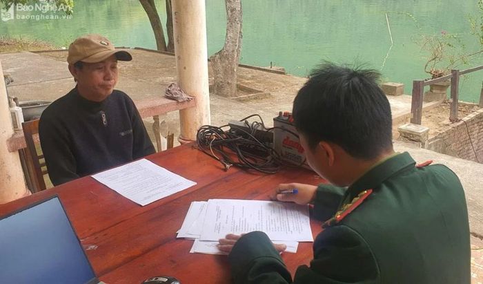  Đối tượng Nguyễn Văn Thế khai báo với lực lượng chức năng. Ảnh: Anh Bách 