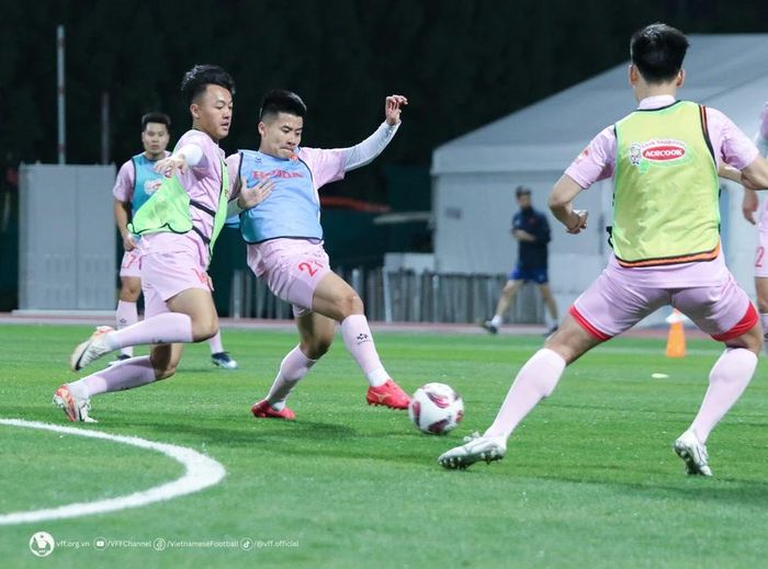  Các cầu thủ Việt Nam tập buổi đầu tiên trên sân cỏ tại Qatar vào tối 6/1. Ảnh: VFF 