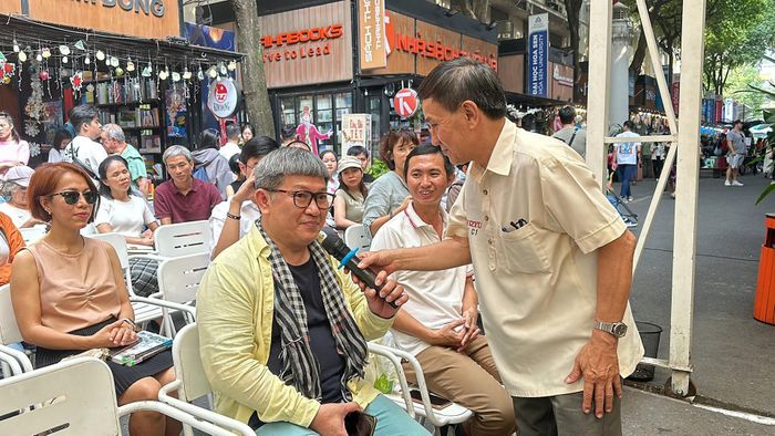 Nhà bao Cù Mai Công giao lưu với bạn đọc - Ảnh: Tiểu Vũ