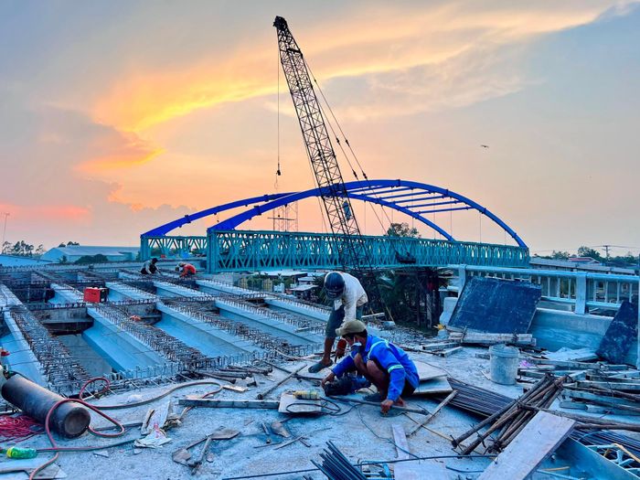 Từ sáng sớm, công nhân đã có mặt, khẩn trương thi công cầu.