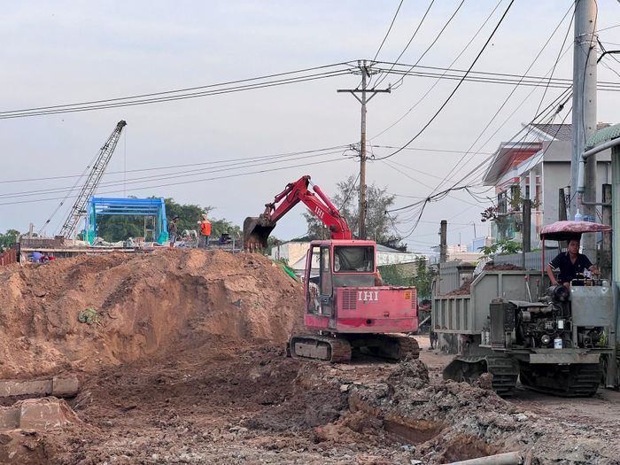 Với tinh thần khẩn trương và trách nhiệm, anh em công nhân đang nỗ lực quyết tâm thi công cầu xong trước Tết Nguyên đán năm 2024.