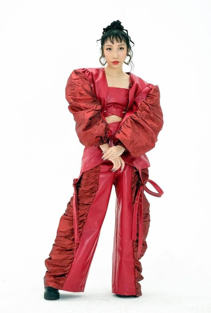 Ở tuổi 22, Mỹ Anh phát hành album đầu tay mang tên Em. Ca sĩ cho biết đây là món quà tự thưởng bản thân trong tuổi mới. Màu sắc âm nhạc chính của album là R&amp;B/Soul. Dự án mang đến những ca khúc đa dạng về chủ đề, từ tình yêu đôi lứa, sự trăn trở về tương lai trong quá trình làm nghề, cho đến những xúc cảm của một thiếu nữ bước sang hành trình mới.