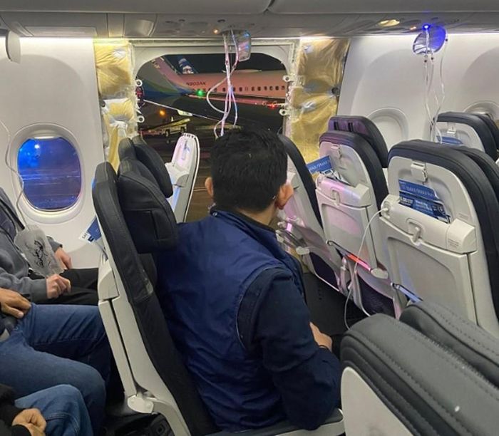 Cửa sổ và một phần thân chiếc máy bay của hãng Alaska Airlines bung ra trên trời. Ảnh: NBC News.