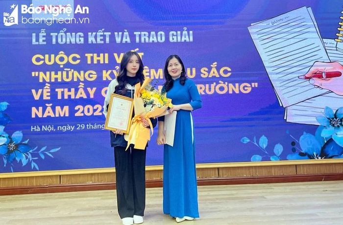  Học sinh Trâm Anh và mẹ tại lễ trao giải Cuộc thi viết Những kỷ niệm sâu sắc về thầy cô và mái trường. Ảnh: PV 