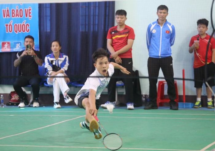 Anh Hợp (thứ 2 từ phải sang) dõi mắt theo cậu học trò cưng Tuấn Khang thi đấu tại Hội khỏe Phù Đổng toàn tỉnh lần thứ XI-năm 2023. Ảnh: P.D