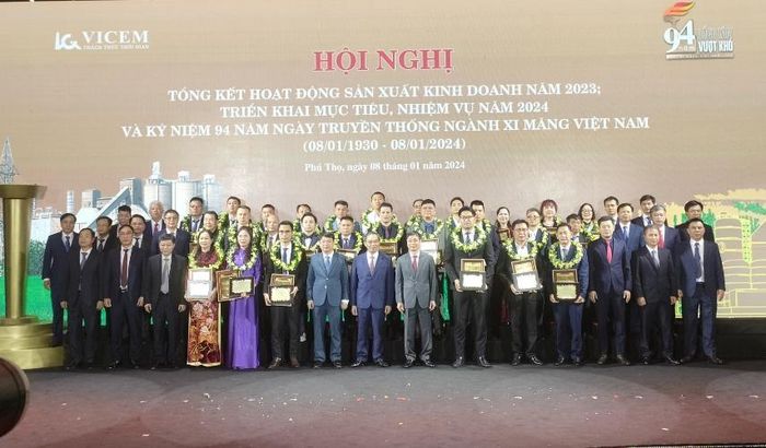 Lãnh đạo VICEM và các đơn vị thành viên vinh danh các nhà phân phối xuất sắc năm 2023.