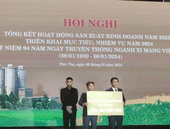 Phát huy tinh thần tương thân, tương ái, VICEM tặng Quỹ vì người nghèo tỉnh Phú Thọ 200 triệu đồng.