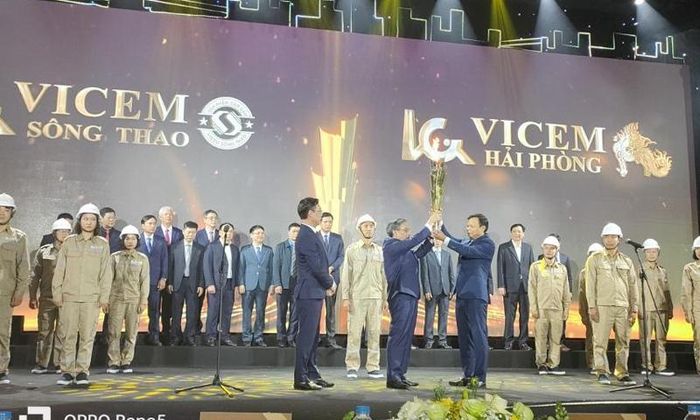 Nghi thức trao đuốc trang trạng, xúc động. Tổng giám đốc VICEM nhận đuốc từ VICEM Sông Thao và trao lại cho lãnh đạo VICEM Hải Phòng.