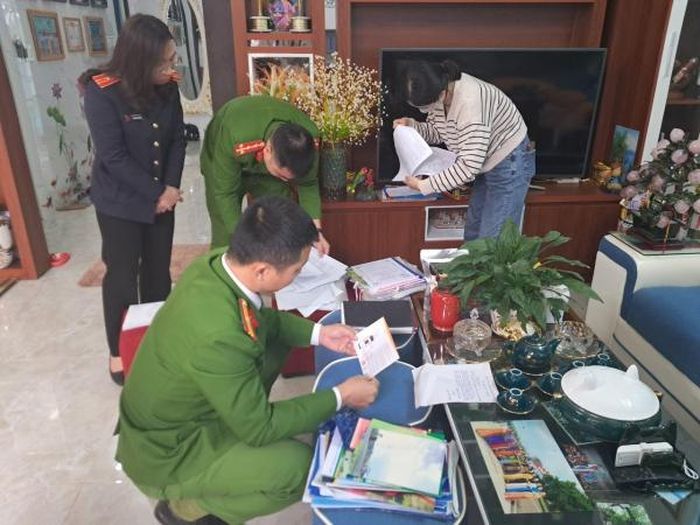 Công an khám xét, thu giữ tài liệu, tang vật.
