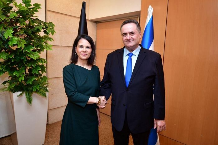 Ngoại trưởng Đức Annalena Baerbock (trái) và người đồng cấp Israel. Ảnh: Times of Israel