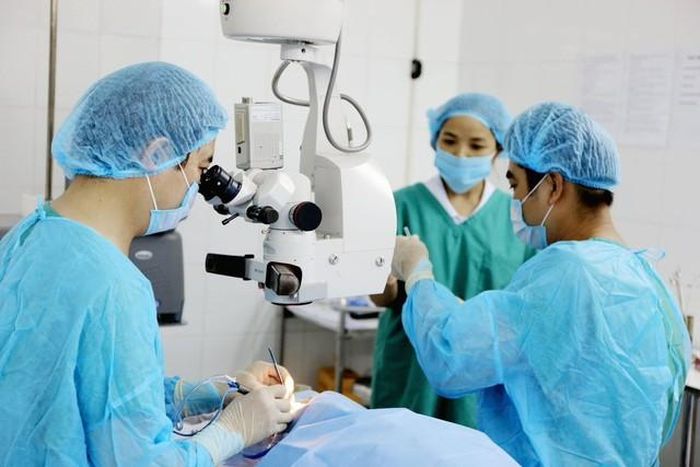 ThS.BS Nguyễn Văn Sanh- Giám đốc Bệnh viện Mắt Hitec và kíp phẫu thuật tiến hành một ca phẫu thuật cho bệnh nhân.