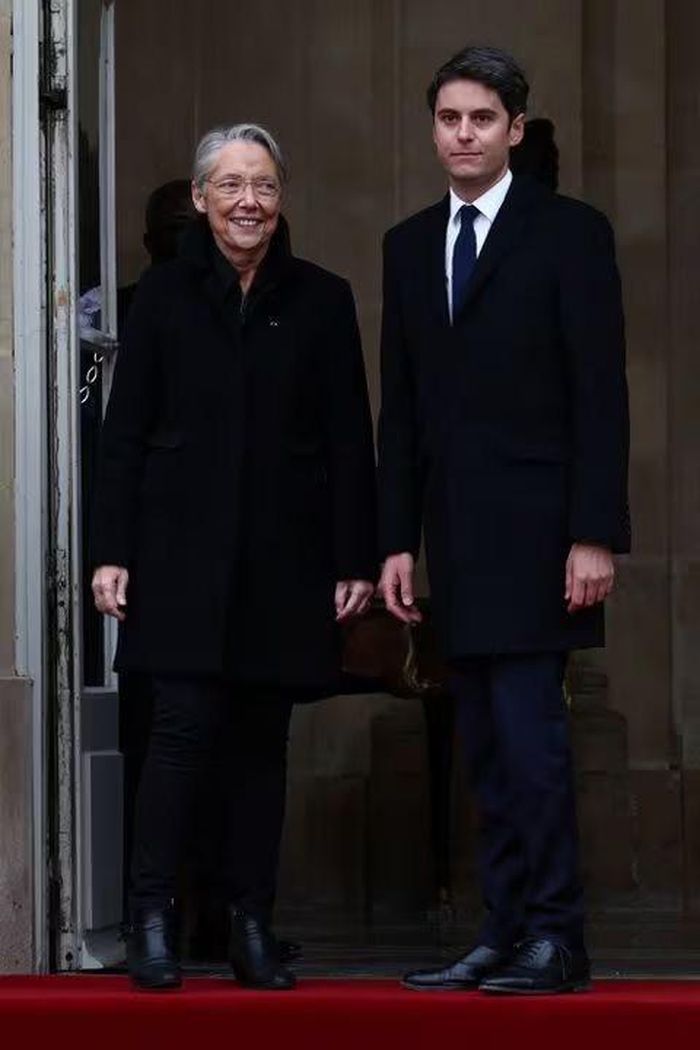 Tân Thủ tướng Pháp Gabriel Attal (phải) cựu Thủ tướng Pháp Elisabeth Borne tại Paris, Pháp. Nguồn: Reuters.