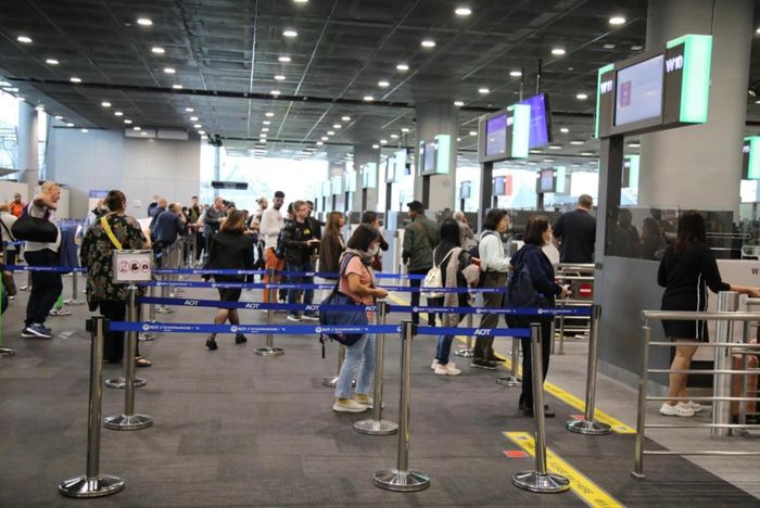  Hành khách xếp hàng chờ kiểm tra nhập cảnh tại sân bay Suvarnabhumi (Thái Lan). Ảnh: Bangkok Post.