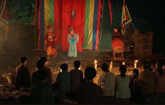 Một gánh tuồng với những nét sinh hoạt văn hóa truyền thống cũng được tái hiện trong MV