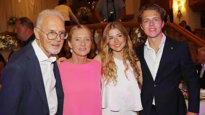 Beckenbauer bên bà Heidi và hai con, Noel và Francesca.