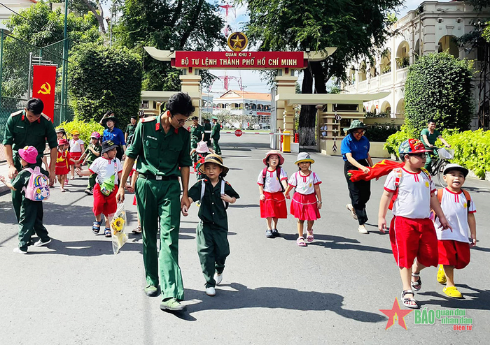  Cán bộ, chiến sĩ Bộ tư lệnh TP Hồ Chí Minh đón giáo viên, học sinh đến tham quan đơn vị. 
