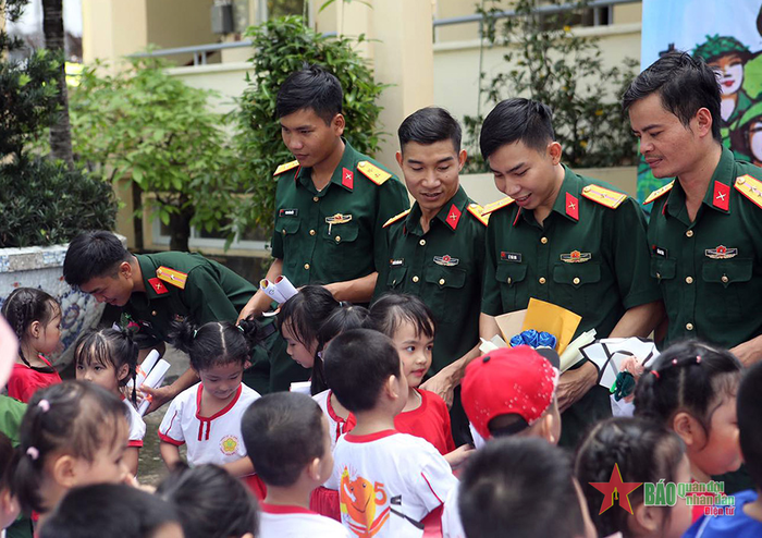 Giao lưu, gắn kết cán bộ, chiến sĩ với học sinh. 