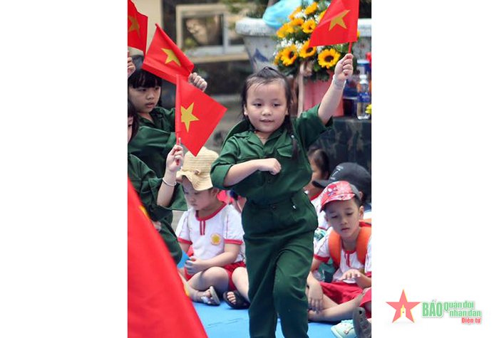 Tiết mục biểu diễn văn nghệ đáng yêu của các cháu học sinh mầm non. 