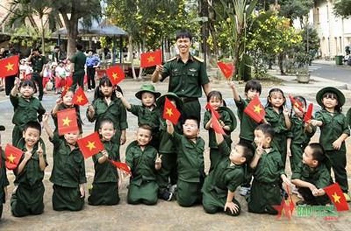 Cán bộ, chiến sĩ tham gia biểu diễn văn nghệ cùng các cháu học sinh. 