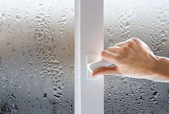 Người dân nên đóng kín cửa, bịt các kẽ hở để tránh hiện tượng nhà cửa "đổ mồ hôi" do hấp hơi nước