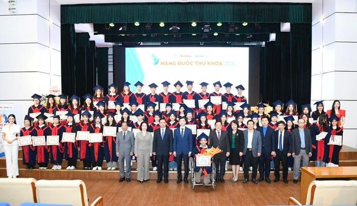 120 sinh viên được nhận học bổng 'Nâng bước thủ khoa'.