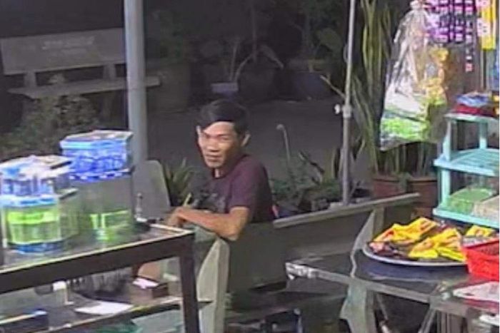 Nghi phạm kêu một tô mỳ gói trụng nước sôi nhưng không ăn hết trước khi di chuyển. Nghi phạm ngồi tại tiệm tạp hóa này suốt buổi chiều gần 4 tiếng đồng hồ.