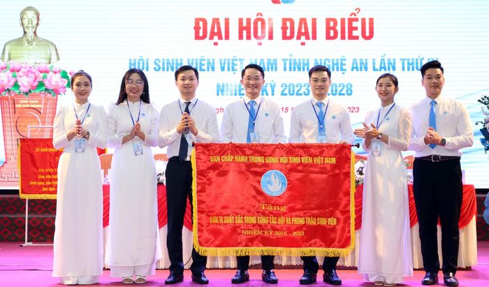  Trung ương Hội Sinh viên Việt Nam tặng Cờ thi đua cho Hội Sinh viên Việt Nam tỉnh Nghệ An vì đã có thành tích xuất sắc trong công tác Hội và phong trào sinh viên nhiệm kỳ 2018 - 2023. Ảnh tư liệu Thanh Quỳnh 