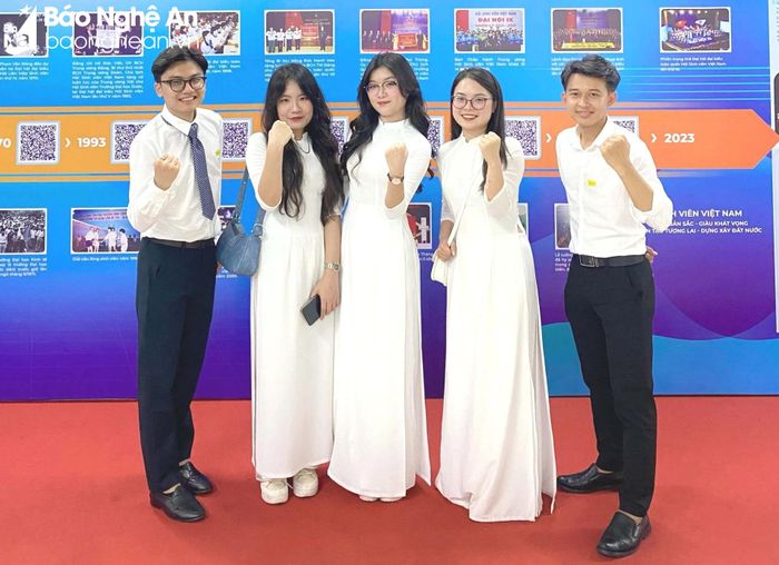  Nguyễn Duy Thanh (ngoài cùng bên trái) cùng các đại biểu Nghệ An dự lễ tuyên dương "Sao Tháng Giêng" năm 2023 do Trung ương Đoàn và Trung ương Hội Sinh viên Việt Nam tổ chức. Ảnh: Quang Thành 