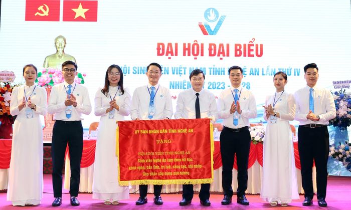  Đồng chí Lê Hồng Vinh trao tặng bức trướng của UBND tỉnh tới Hội Sinh viên Việt Nam tỉnh Nghệ An. Ảnh tư liệu: Thanh Quỳnh 