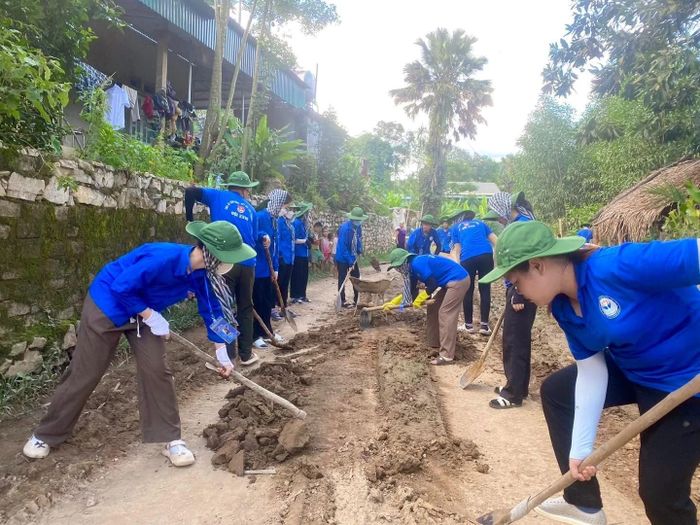  Sinh viên tình nguyện Trường Đại học Vinh phối hợp với Đoàn xã Châu Hạnh hỗ trợ sửa chữa đường liên bản tại các đoạn đường bị hư hỏng cho người dân địa phương. Ảnh: Đoàn trường Đại học Vinh 