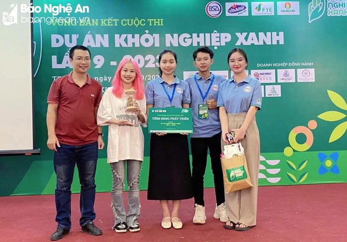  Đào Xuân Lập cùng nhóm nghiên cứu của mình đạt giải Tiềm năng và phát triển tại Cuộc thi Khởi nghiệp xanh năm 2023. Ảnh: Nhân vật cung cấp 