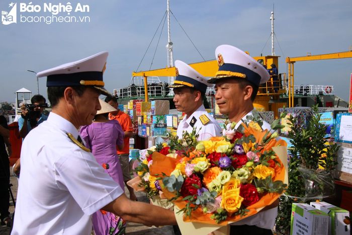  Đại tá Phạm Quyết Tiến tặng hoa cho hai trưởng đoàn. Ảnh: Mai Thắng 