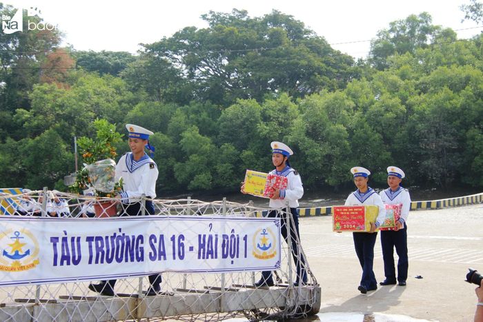  Đem hương Xuân đến các nhà giàn. Ảnh: Mai Thắng 