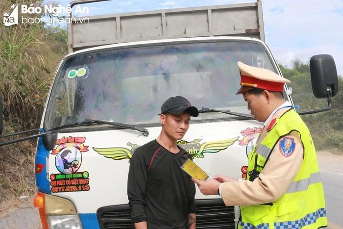  Lực lượng Cảnh sát giao thông kiểm tra, kiểm soát phương tiện trên tuyến Quốc lộ 7. Ảnh: Tư liệu 