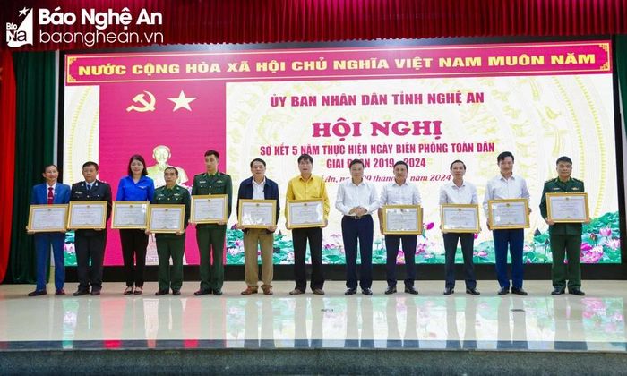  Phó Chủ tịch Thường trực UBND tỉnh Lê Hồng Vinh trao Bằng khen của Chủ tịch UBND tỉnh cho 6 tập thể, 5 cá nhân có thành tích xuất sắc trong 5 năm thực hiện Ngày Biên phòng toàn dân. Ảnh: Đình Tuyên 