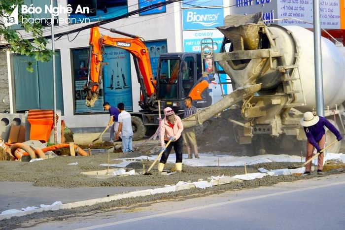  Trên tuyến đường Nguyễn Thị Minh Khai, máy móc, công nhân cũng làm việc liên tục những ngày đầu năm mới 2024. Ảnh: Q.A 