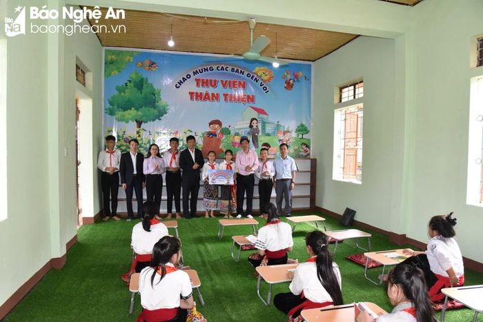  Thư viện Thân thiện của Trường THCS Hương Tiến thu hút đông đảo học sinh đến đọc sách, khi có thêm nhiều đầu sách mới bổ ích, lý thú. Ảnh: HT 