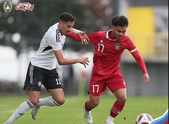 Indonesia (áo đỏ) thua đậm trước thềm Asian Cup 2023. 