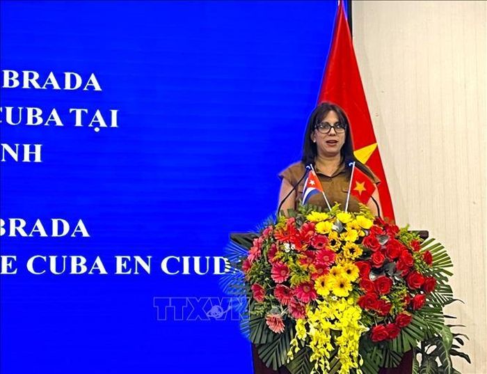 Bà Ariadne Feo Labrda - Tổng Lãnh sự Cộng hòa Cuba tại Thành phố Hồ Chí Minh phát biểu.