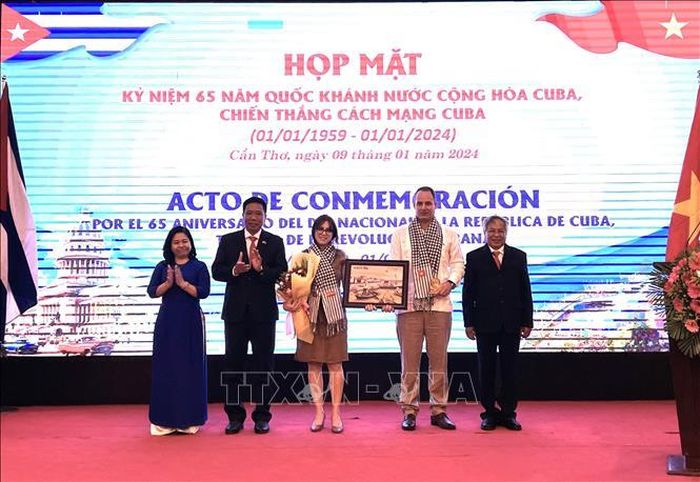 Lãnh đạo Cần Thơ tặng quà lưu niệm cho Tổng Lãnh sự quán Cộng hòa Cuba.