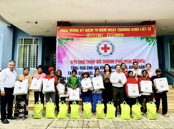 Hội Chữ thập đỏ TP. Nha Trang phối hợp với các đơn vị trao quà cho người nghèo ở huyện Khánh Vĩnh.